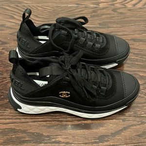Black sneakers size 6